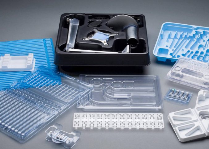 Como o vacuum forming é utilizado na fabricação de embalagens plásticas?