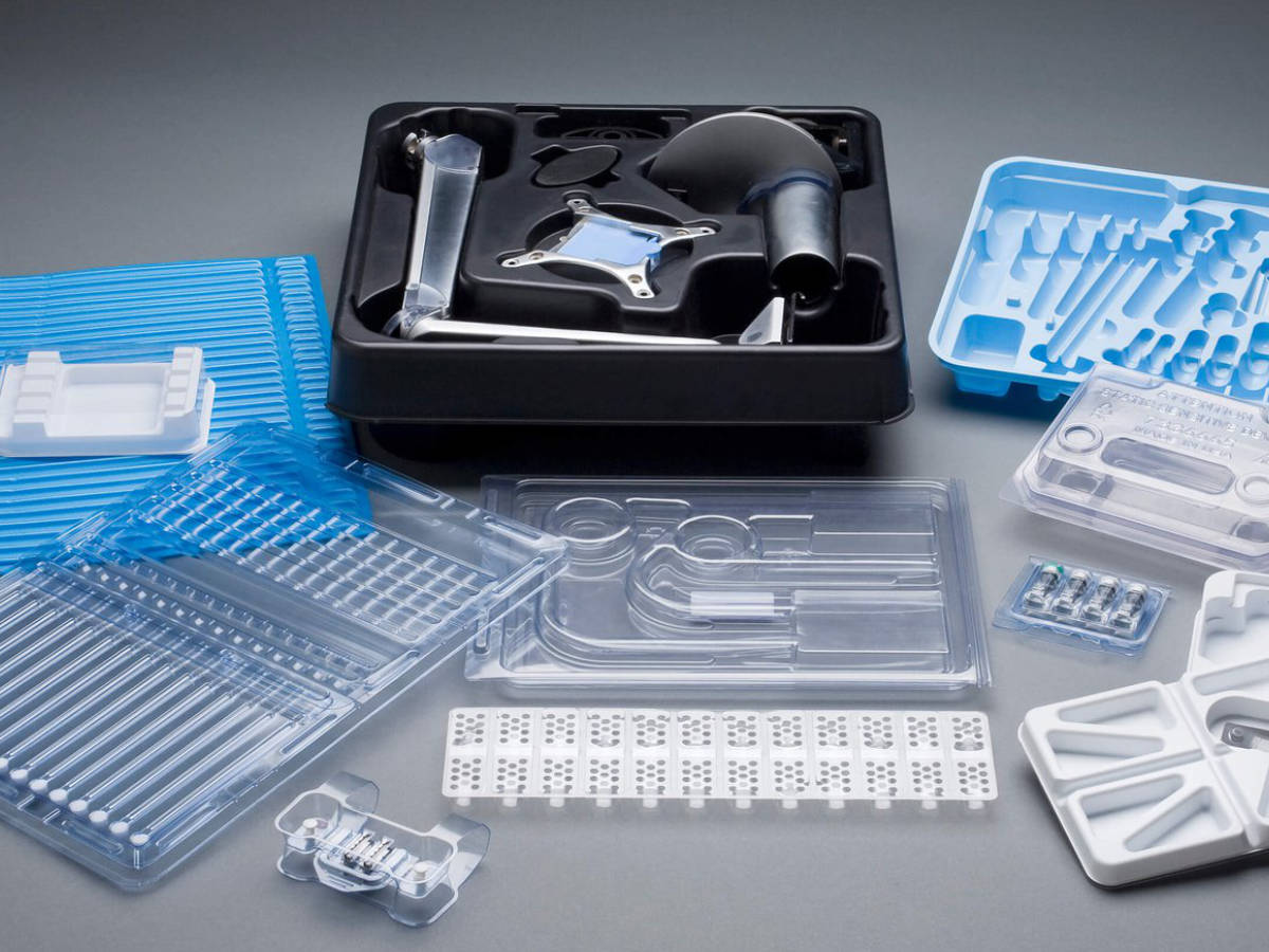 Como o vacuum forming é utilizado na fabricação de embalagens plásticas?